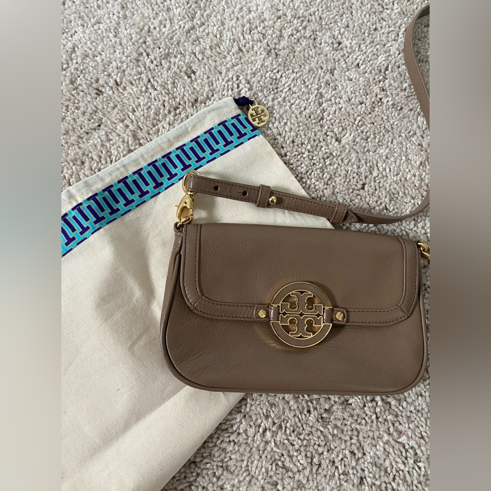 Like new Tory Burch logo Amanda crossbody tan brown soft leather